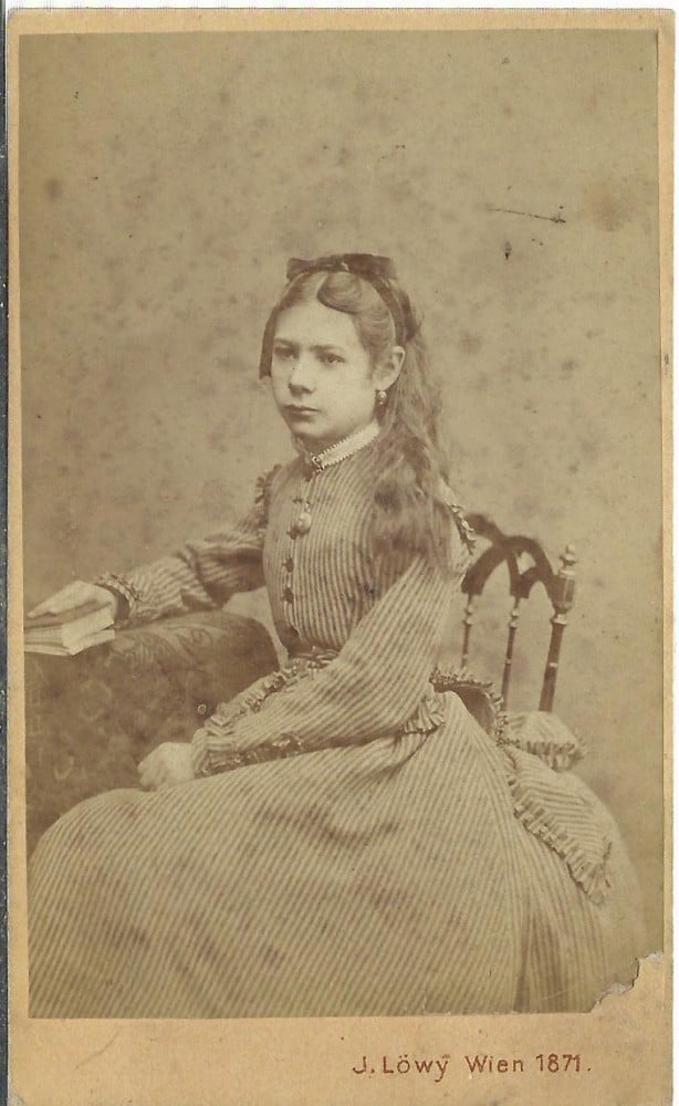 Fotografie: Fotografie CDV cu o domnișoară, atelier J. Löwy, Viena, 1871