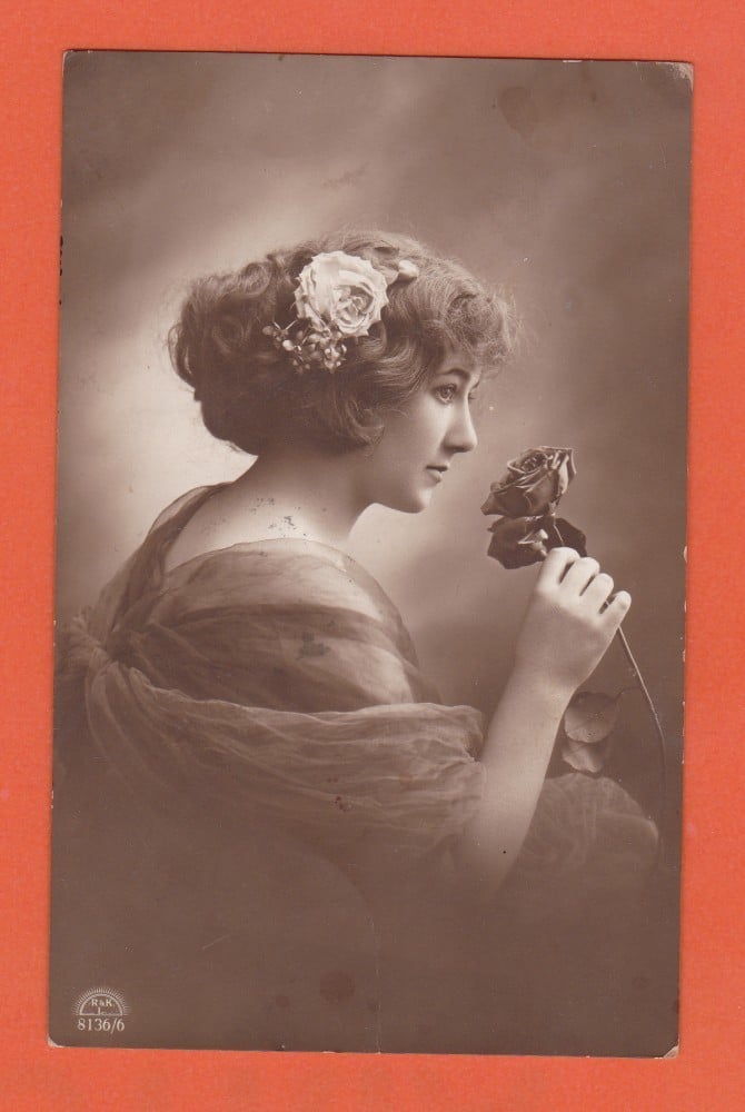 Fotografie: Ilustrată „Femeie cu trandafir — La mulți ani!”, circulată în 1915