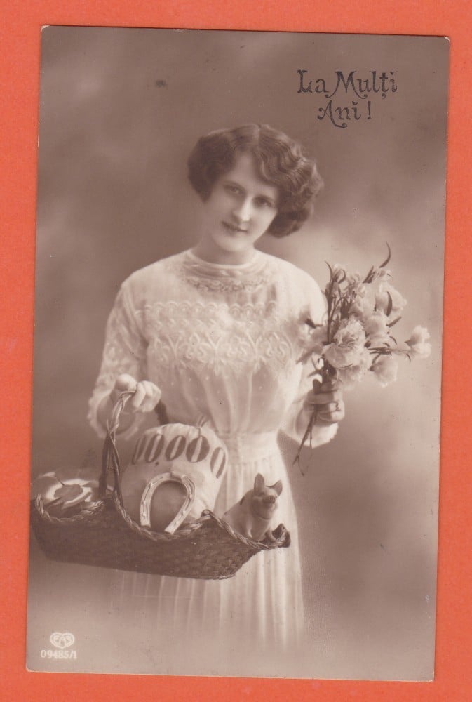 Fotografie: Ilustrată „Femeie cu coș — La mulți ani!”, circulată în 1915