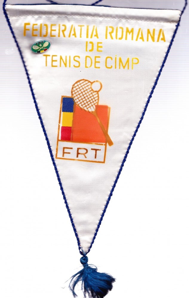Fotografie: Fanion Federația Română de Tenis de Câmp, cu insignă F.R.T.