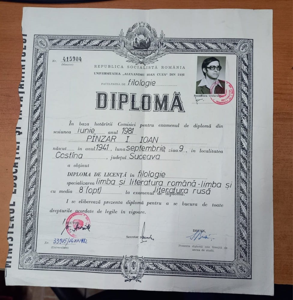Fotografie: Diplomă de licență în filologie, Universitatea Al. I. Cuza Iași, 1982 — a scriitorului Ioan Pînzar, 1981