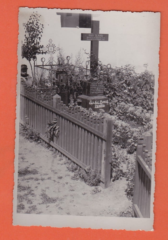 Fotografie: Fotografie-ilustrată „Mormântul lui Ioan Slavici, Panciu — Schitul Brazi”, 1958, circulată spre Suceava