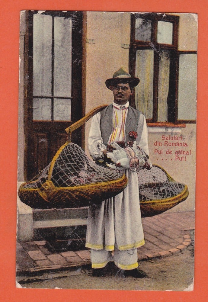 Fotografie: Ilustrată-reclamă „Salutări din România” cu vânzător de pui, 1917, circulată