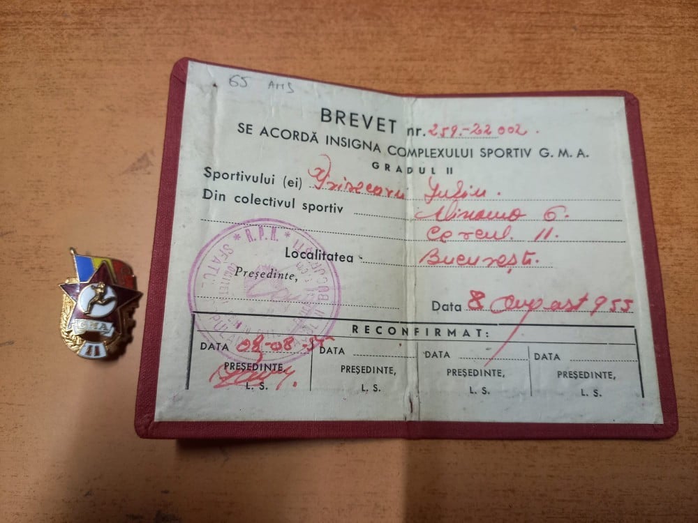Fotografie: Brevet și insignă Complexul sportiv G.M.A., 1955, R.P.R., 1955