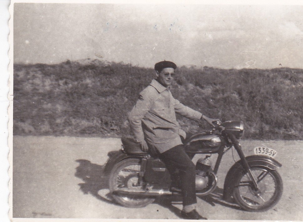 Fotografie: Fotografie cu un bărbat pe motocicletă cu număr de Suceava, 1963, 1963