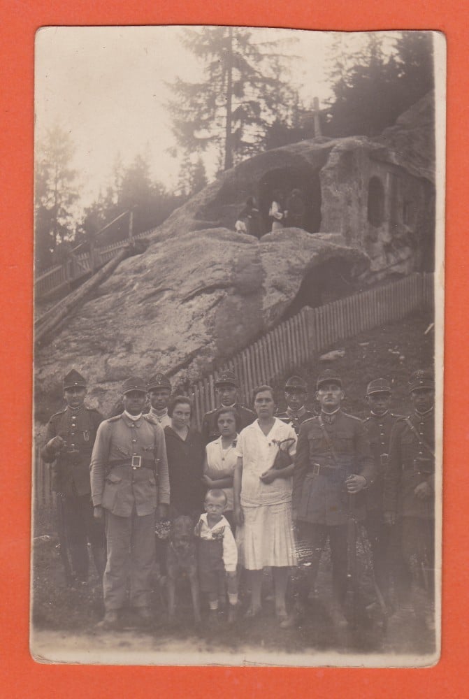 Fotografie: Fotografie originală „Putna — Chilia lui Daniil Sihastrul”, grup de soldați și jandarmi, Primul Război Mondial