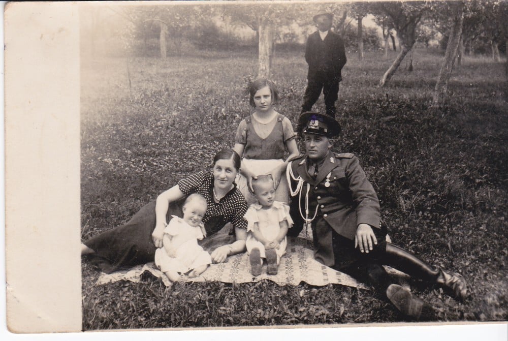 Fotografie: Fotografie interbelică — plutonier cu familia, 1939