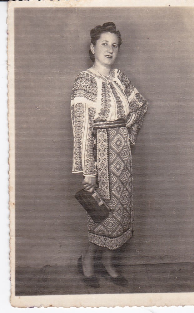 Fotografie: Fotografie cu o femeie în costum popular, Rădăuți, Bucovina, 1940, 1940