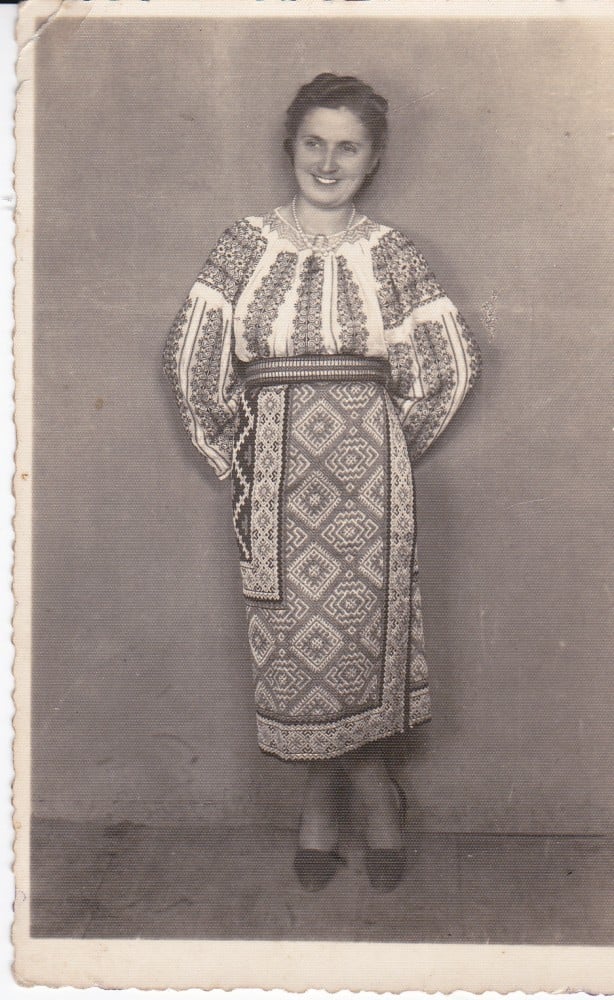 Fotografie: Fotografie cu o femeie în costum popular, Rădăuți, Bucovina, 1940 (II), 1940