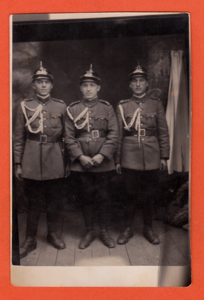 Fotografie: Fotografie interbelică cu trei sergenți de poliție în ținută de paradă, perioada Carol al II-lea