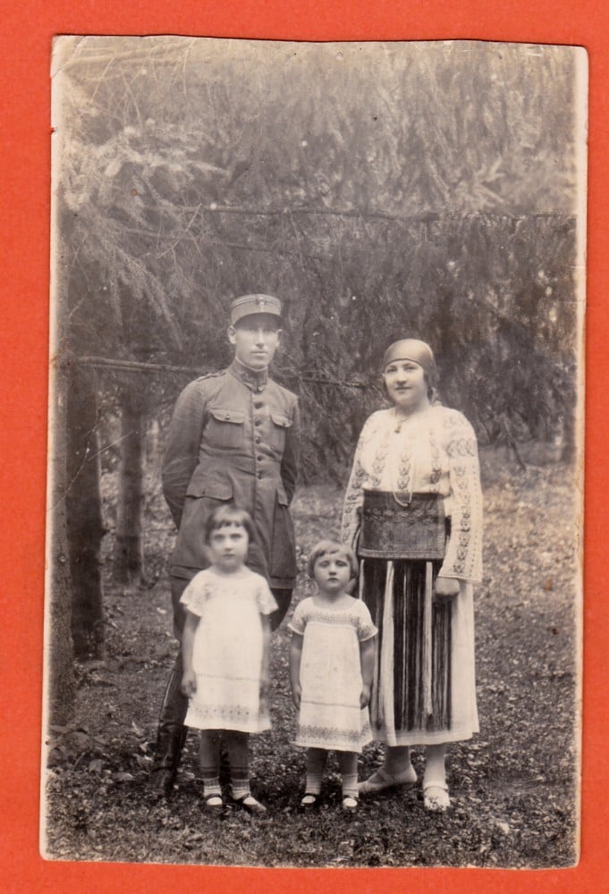 Fotografie: Fotografie interbelică, Băile Călimănești — plutonier major cu familia, în costume naționale, 1925, 1925