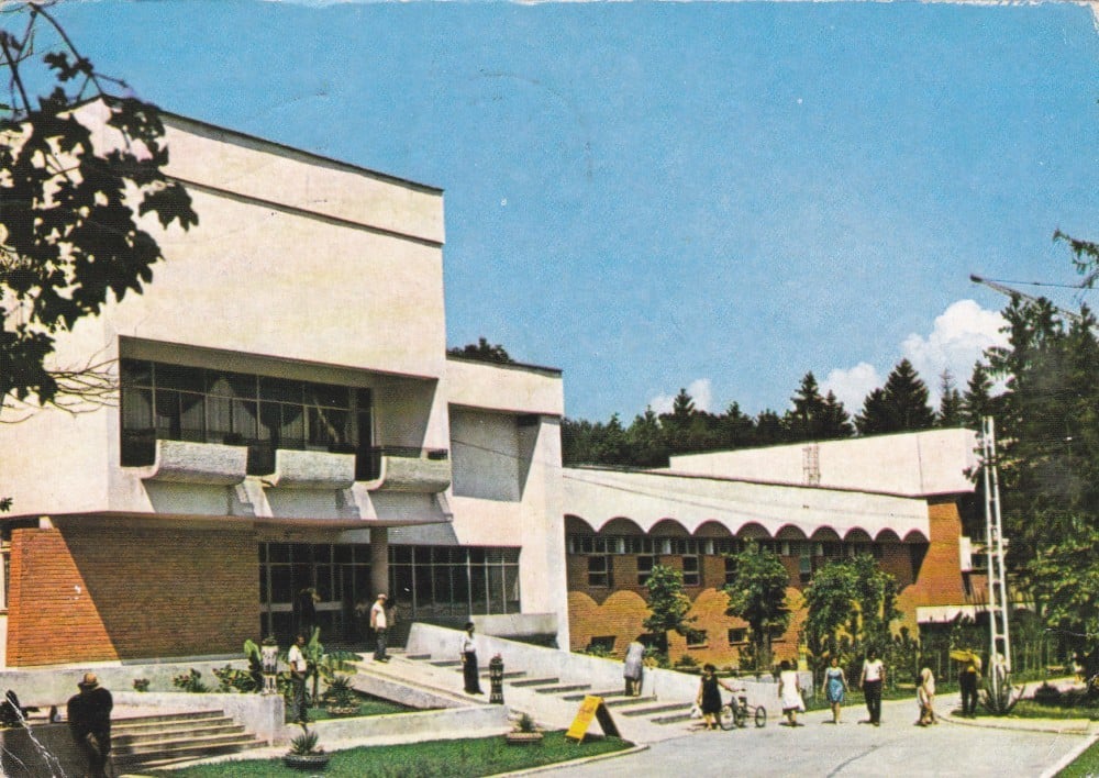 Fotografie: Ilustrată „Băile Felix — Policlinica”, 1977, circulată