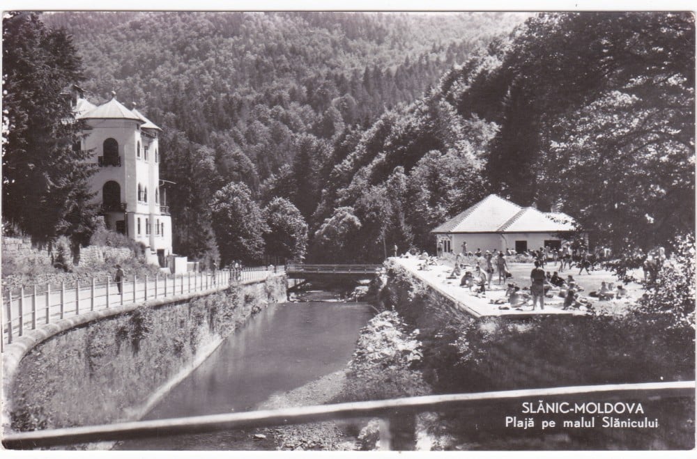Fotografie: Ilustrată „Slănic-Moldova — plaja pe malul Slănicului”, 1961