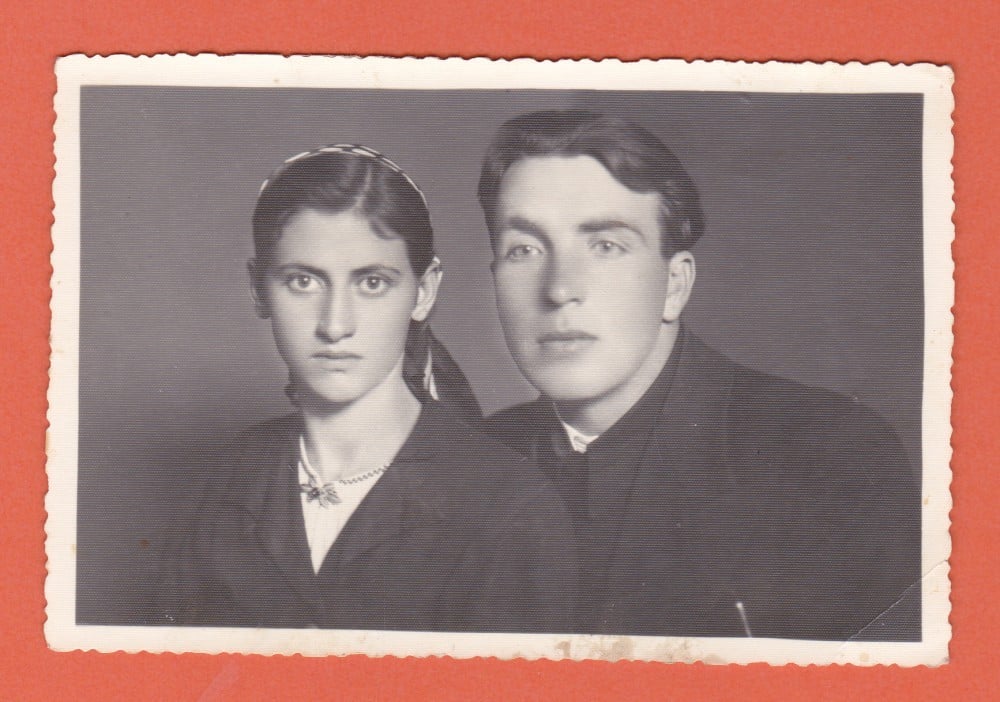 Fotografie: Carte poștală-fotografie cu tineri îndrăgostiți, Foto Titi, Târgoviște, 1943