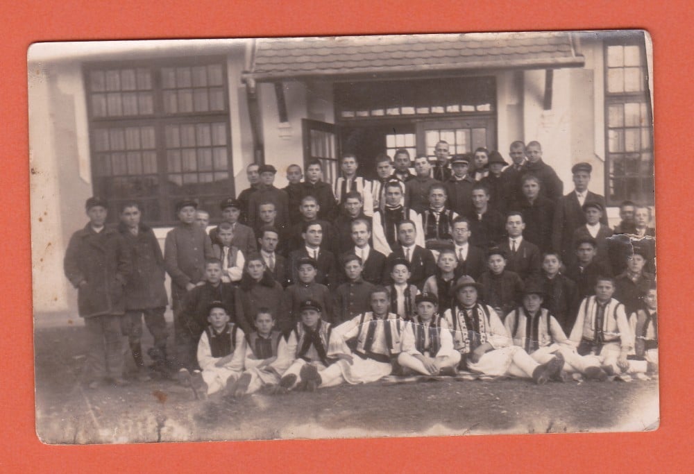 Fotografie: Fotografie cu profesori ai școlii din Vicovu de Sus, Rădăuți, perioada interbelică
