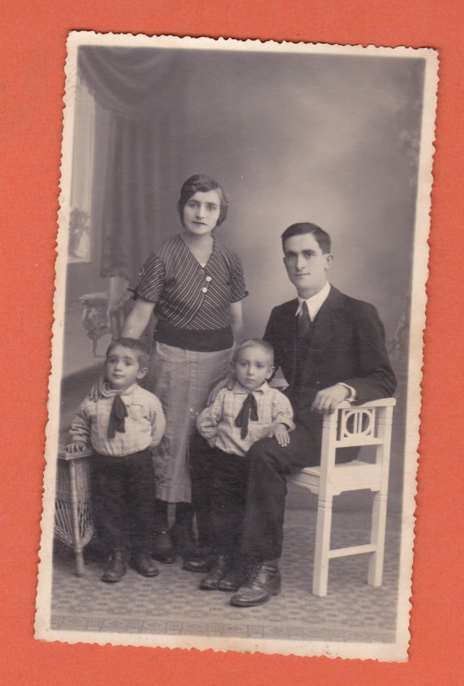 Fotografie: Fotografie — tânără familie, Tutulești, județul Vâlcea, 1933