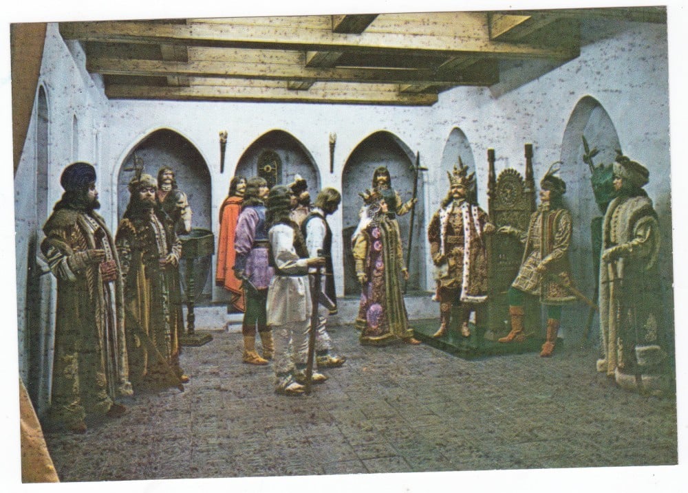 Fotografie: Carte poștală „Sala Tronului — reconstituire, Muzeul Județean Suceava”