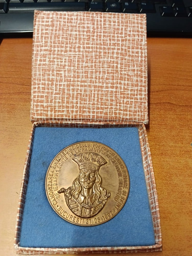 Fotografie: Medalia „Canonizarea Voievodului Ștefan cel Mare”, Putna, 1992, bronz, cu cutie