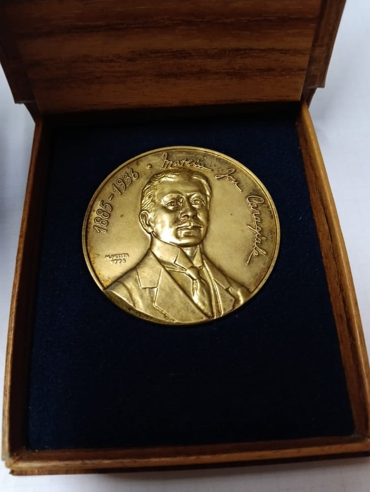 Fotografie: Medalia „Mateiu I. Caragiale — prozator și poet, 110 ani” (1885–1995), bronz, cutie originală